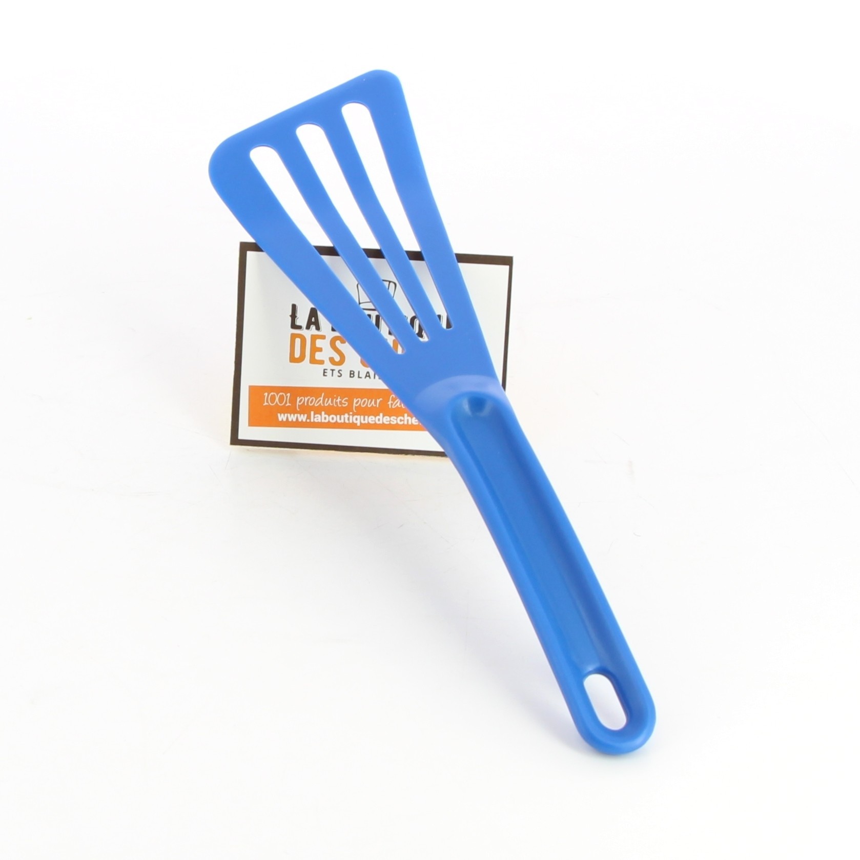 https://www.laboutiquedeschefs.com/media/images/products/w-2400-h-2400-zc-5-spatule-cuisine-ajouree-bleu-resistant-220c-exoglass-2-1611666438.jpg